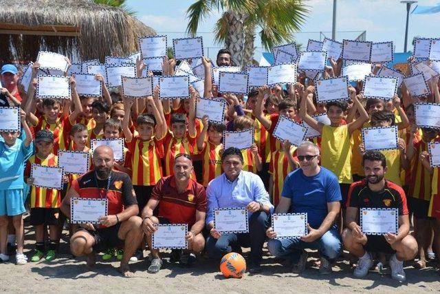 Aliağa’da Kıran Kırana Plaj Futbol Şenliği