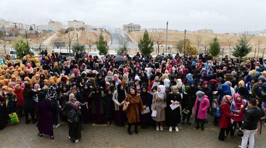 Belediye Başkanın Eşi &Ouml;ğrencilerin Karne Sevincine Ortak Oldu
