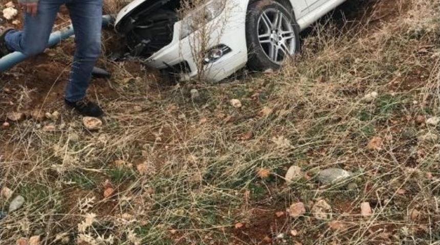 Otomobil Şarampole Yuvarlandı: 2 Yaralı