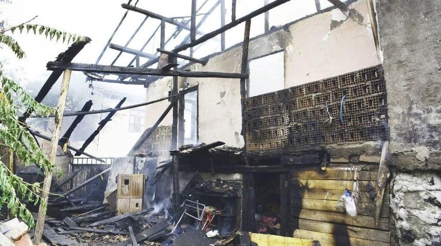 Erbaa’daki Yangında Ahşap Ev Kül Oldu