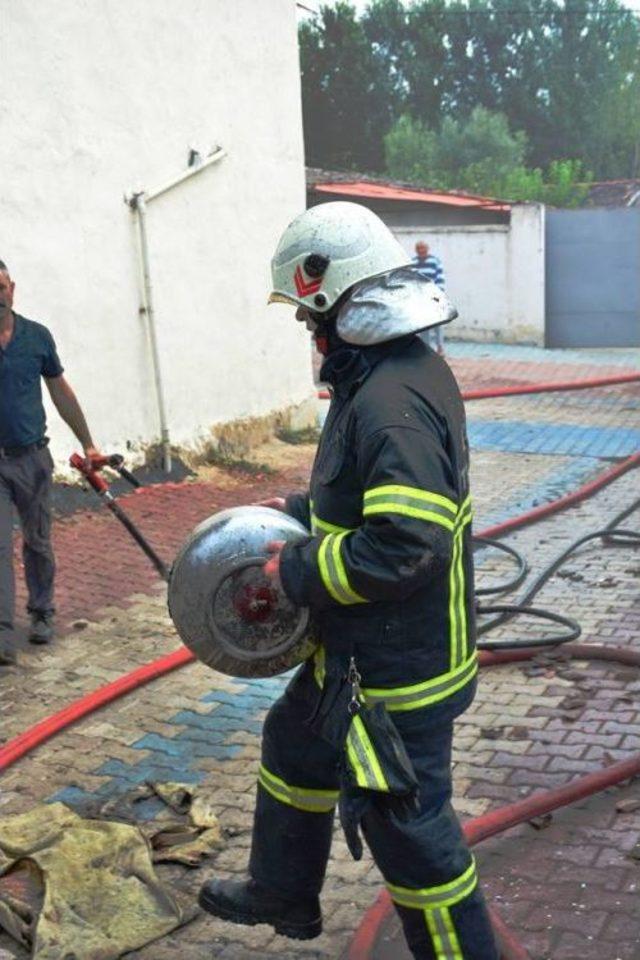 Erbaa’daki Yangında Ahşap Ev Kül Oldu