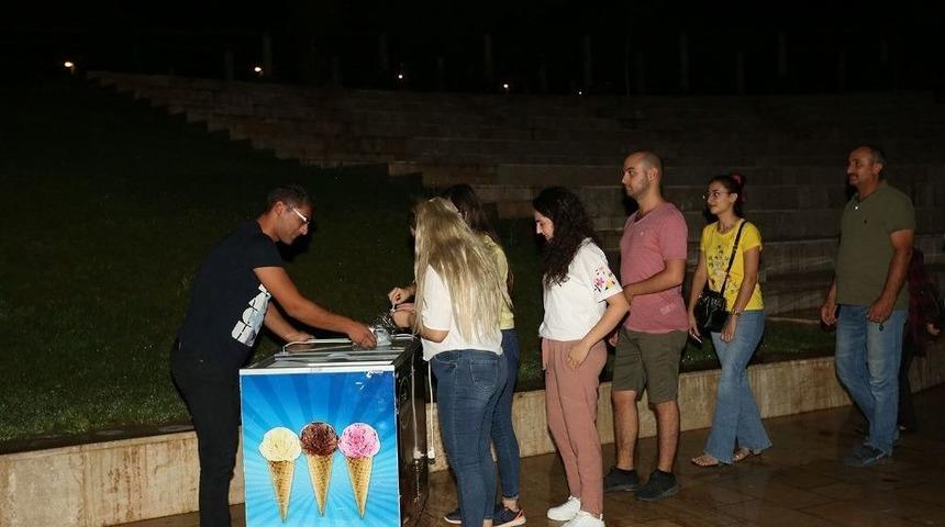 Pa&uuml; A&ccedil;ık Hava Sinemasına &Ouml;ğrencilerden B&uuml;y&uuml;k İlgi