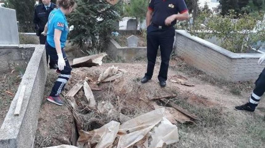 Boş Mezardaki &Ccedil;uvallar Endişelendirdi