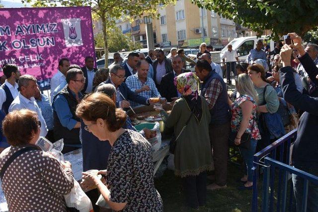 Şehzadeler’in Aşure İkramına Yoğun İlgi