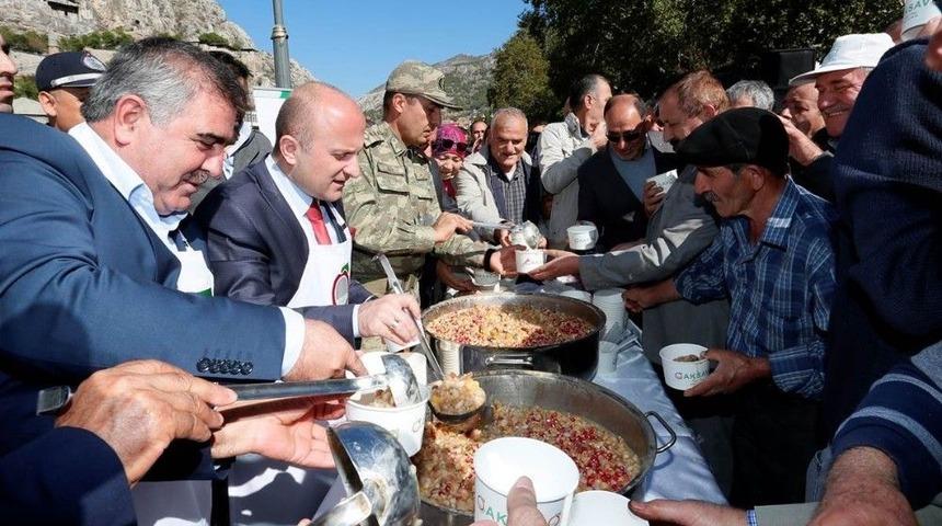 Amasya&rsquo;da Y&ouml;neticiler Aşure Dağıttı