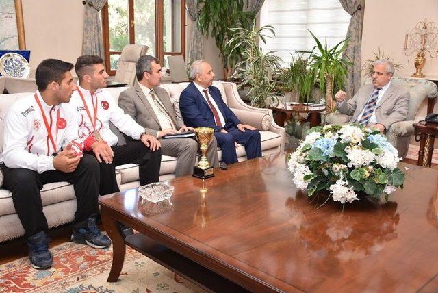 Vali G&uuml;ven&ccedil;er, Gen&ccedil;ler Avrupa Kick Boks Şampiyonlarını Ağırladı 1