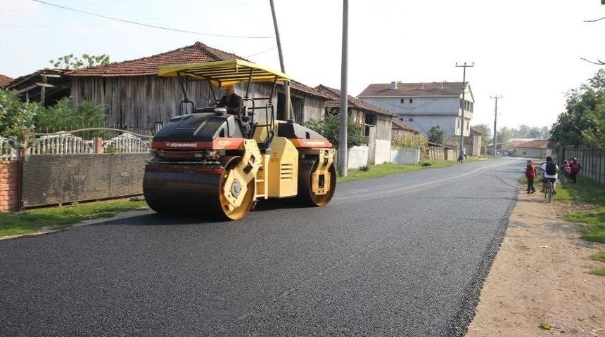 &Ccedil;atalk&ouml;pr&uuml;&rsquo;de Sıcak Asfalt Serimi S&uuml;r&uuml;yor