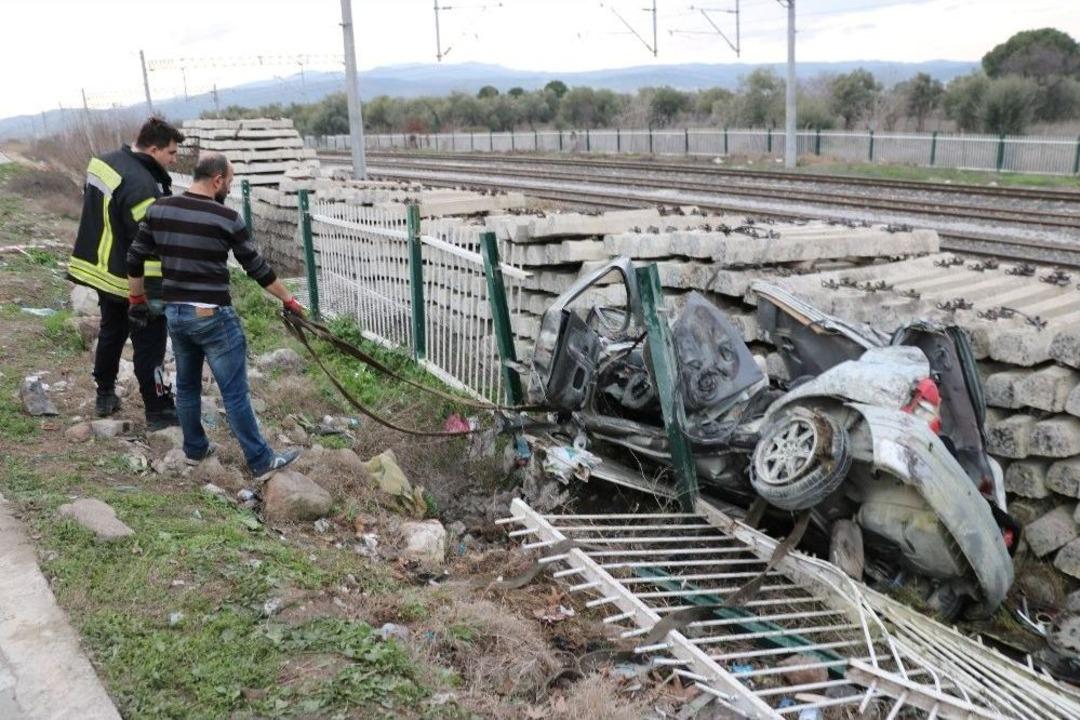 &Uuml;niversite &Ouml;ğrencilerinin Feci Kazası: 4 &Ouml;l&uuml;, 2 Yaralı