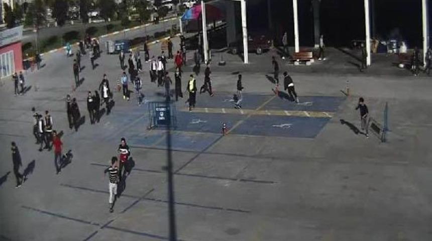 Liselilerin Bı&ccedil;aklı Kavgası Kamerada