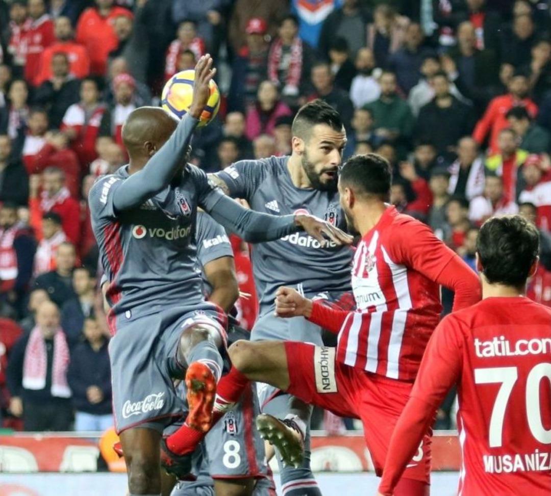 S&uuml;per Lig: Antalyaspor: 1 - Beşiktaş: 1 (ilk Yarı)
