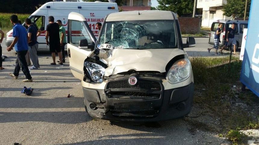 Panelvan Ara&ccedil; Motosiklet İle &Ccedil;arpıştı: 1 Yaralı
