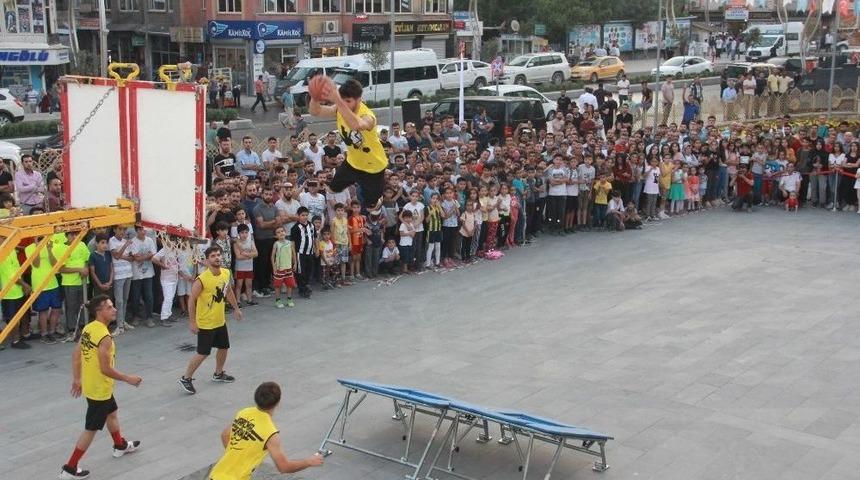 &lsquo;karizma Show&rsquo; Ekibi Hakkari&rsquo;de G&ouml;steri Yaptı