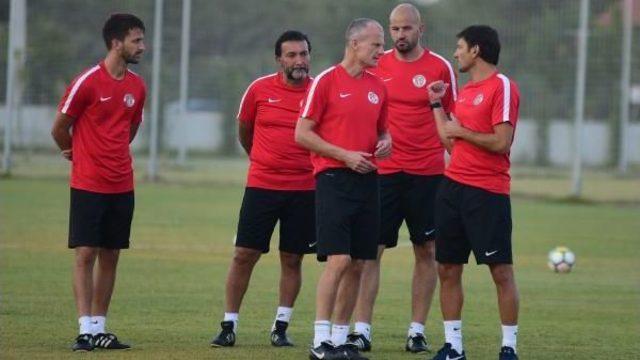 Antalyaspor'da Yeni Teknik Direktör Leonardo Ilk Antrenmanına Çıktı