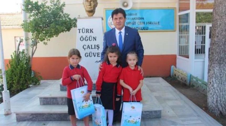 Atat&uuml;rk Islanmasın Diye B&uuml;st&uuml;ne Şemsiye Tutan &Ouml;ğrenciler &Ouml;d&uuml;llendirildi