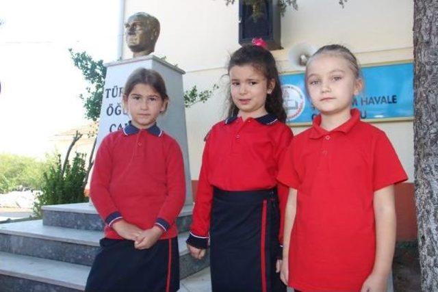 Atat&uuml;rk Islanmasın Diye B&uuml;st&uuml;ne Şemsiye Tutan &Ouml;ğrenciler &Ouml;d&uuml;llendirildi 1