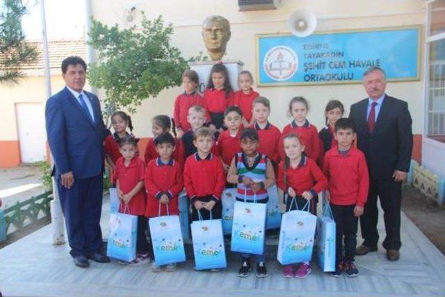 Atat&uuml;rk Islanmasın Diye B&uuml;st&uuml;ne Şemsiye Tutan &Ouml;ğrenciler &Ouml;d&uuml;llendirildi 2