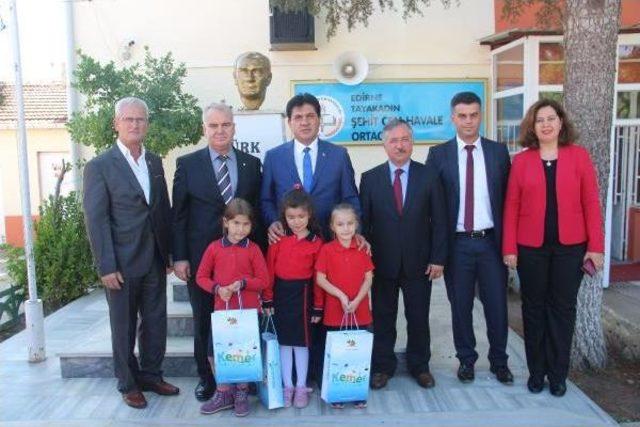 Atat&uuml;rk Islanmasın Diye B&uuml;st&uuml;ne Şemsiye Tutan &Ouml;ğrenciler &Ouml;d&uuml;llendirildi 3