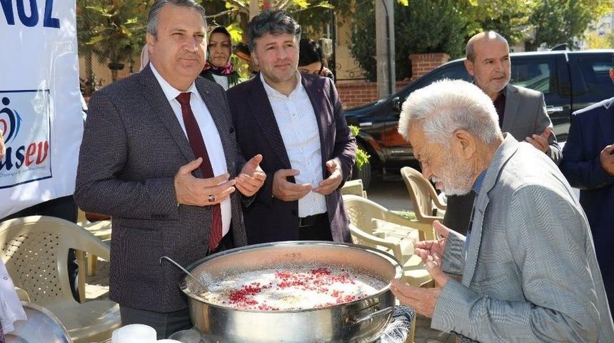 Başkan &Ccedil;er&ccedil;i Barbaros Mahallesi&rsquo;nde Aşure İkram Etti