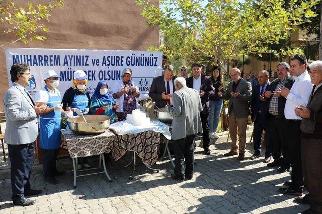 Başkan &Ccedil;er&ccedil;i, Barbaros&rsquo;ta Aşure İkram Etti 1