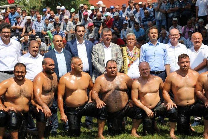 Kepsut’ta Yağlı Güreşler Nefes Kesti G1