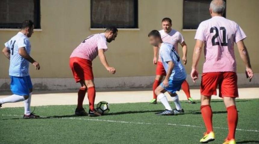 'futbolun Efsaneleri', Tutuklu Ve H&uuml;k&uuml;ml&uuml;lerle Buluştu