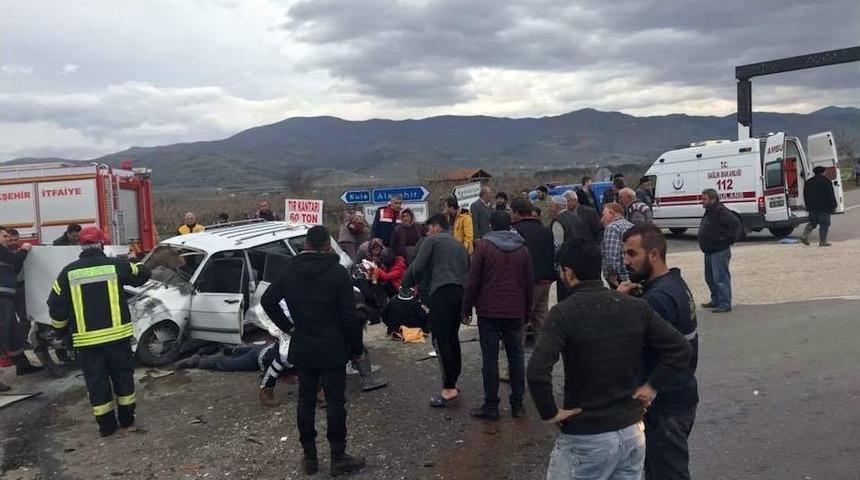 Alaşehir&rsquo;de Otomobil İle Kamyonet &Ccedil;arpıştı: 6 Yaralı