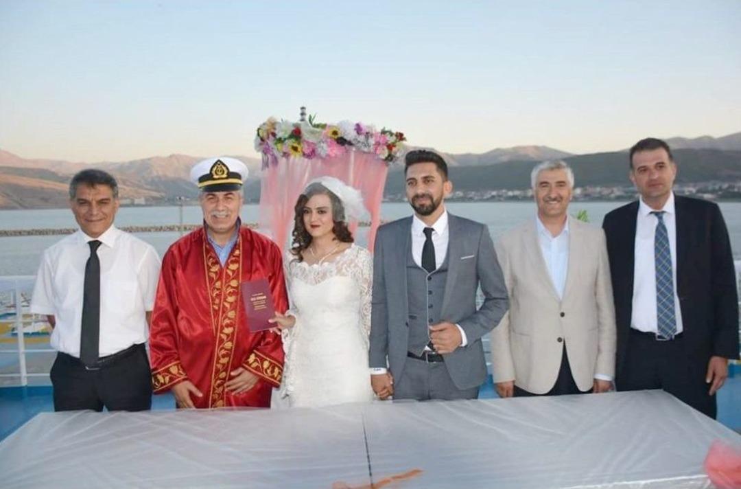 T&uuml;rkiye&rsquo;nin En B&uuml;y&uuml;k G&ouml;l&uuml; Ve Feribotunda Nikah T&ouml;reni Yapıldı