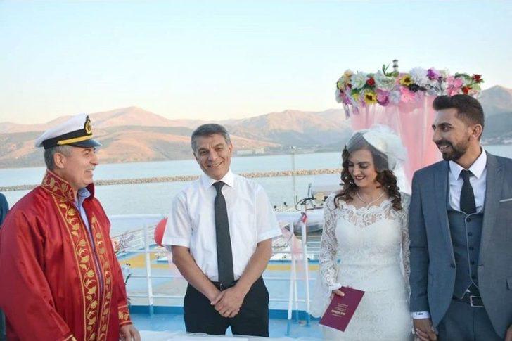 Türkiye’nin En Büyük Gölü Ve Feribotunda Nikah Töreni Yapıldı G1