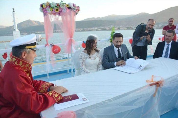 Türkiye’nin En Büyük Gölü Ve Feribotunda Nikah Töreni Yapıldı G2