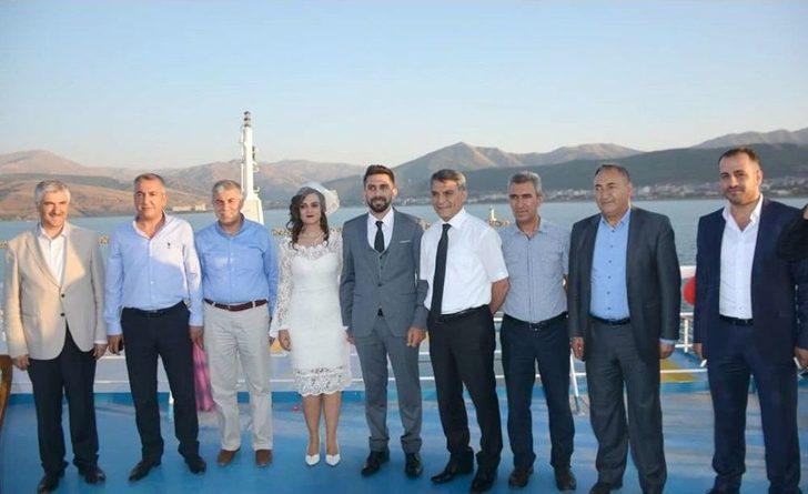 Türkiye’nin En Büyük Gölü Ve Feribotunda Nikah Töreni Yapıldı G3