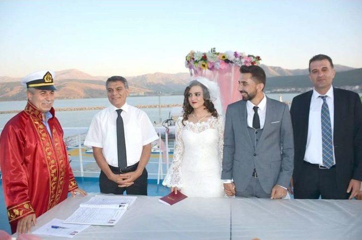 Türkiye’nin En Büyük Gölü Ve Feribotunda Nikah Töreni Yapıldı G4
