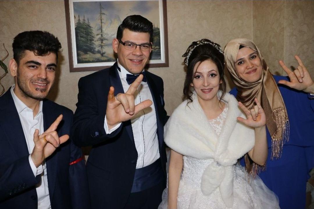 İşitme Engelli &Ccedil;iftin Sessiz Mutluluğu