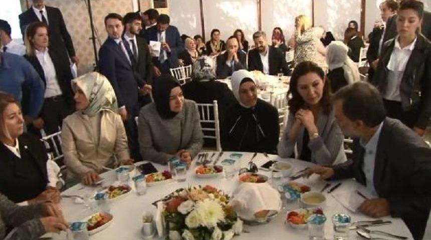 Bakan Kaya Arakan'a Yardım I&ccedil;in D&uuml;zenlenen "&ouml;l&uuml;me S&uuml;rg&uuml;n"  Programına Katıldı