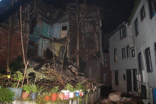 Beyoğlu’nda Tarihi Binada Çökme Meydana Geldi