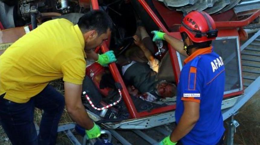 Trakt&ouml;r&uuml;n Altında Kalan Baba-Oğul &Ccedil;aresizce Kurtarılmayı Bekledi