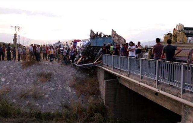 Traktörün Altında Kalan Baba-Oğul Çaresizce Kurtarılmayı Bekledi