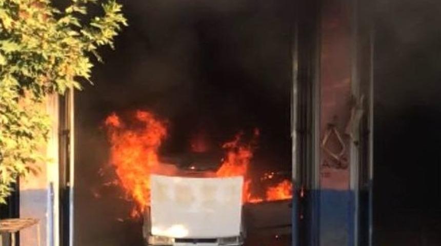 Kaynak Yapılan Otomobil Alev Topuna Döndü