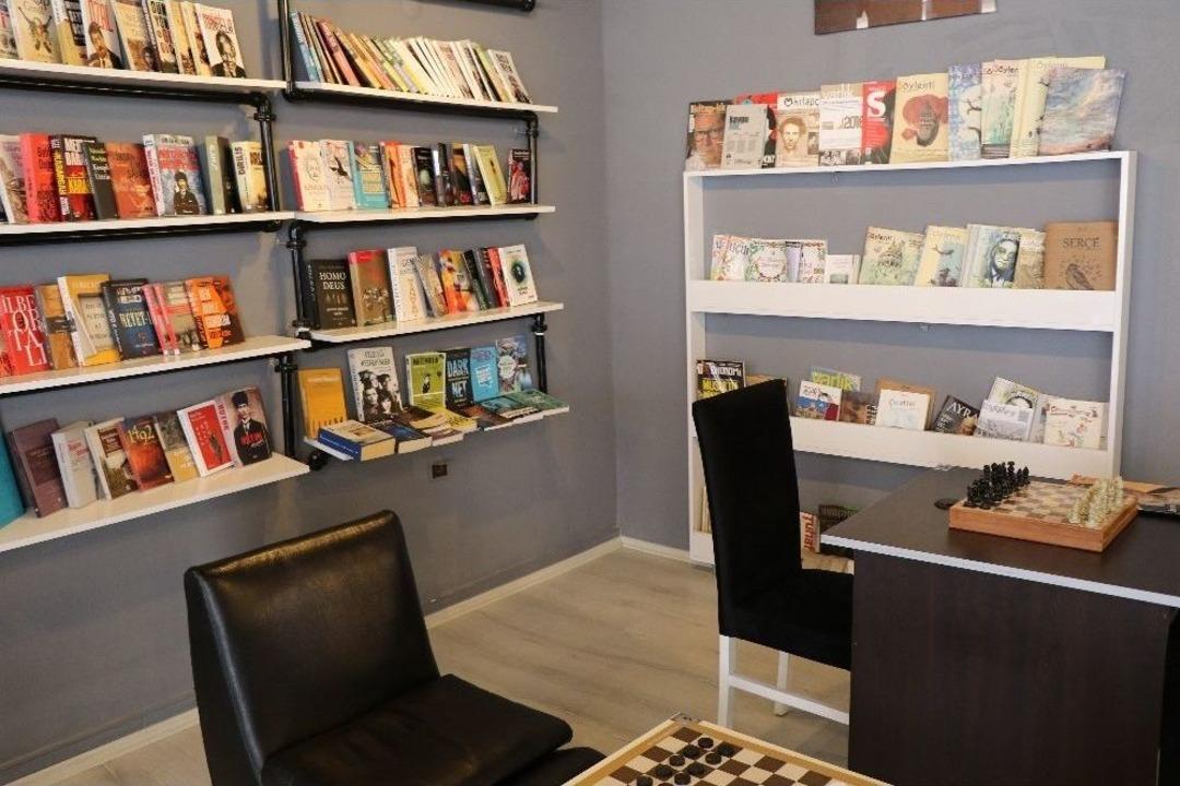 Bu Kafeye Gelen Sadece Kitap Okuyor