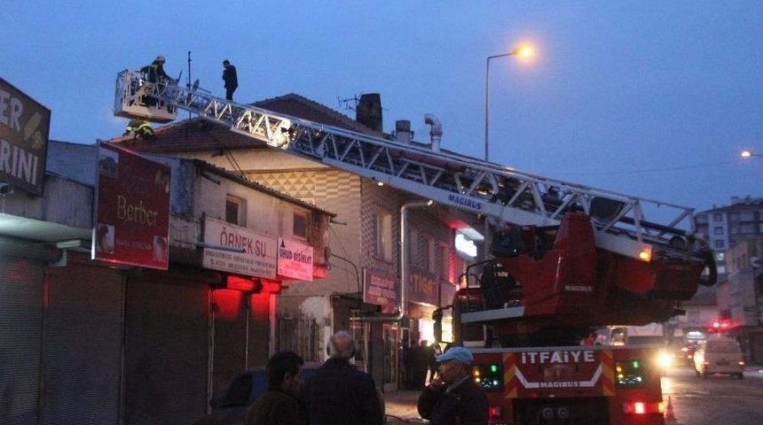 Çatı Yangınını İtfaiye Ekipleri Söndürdü