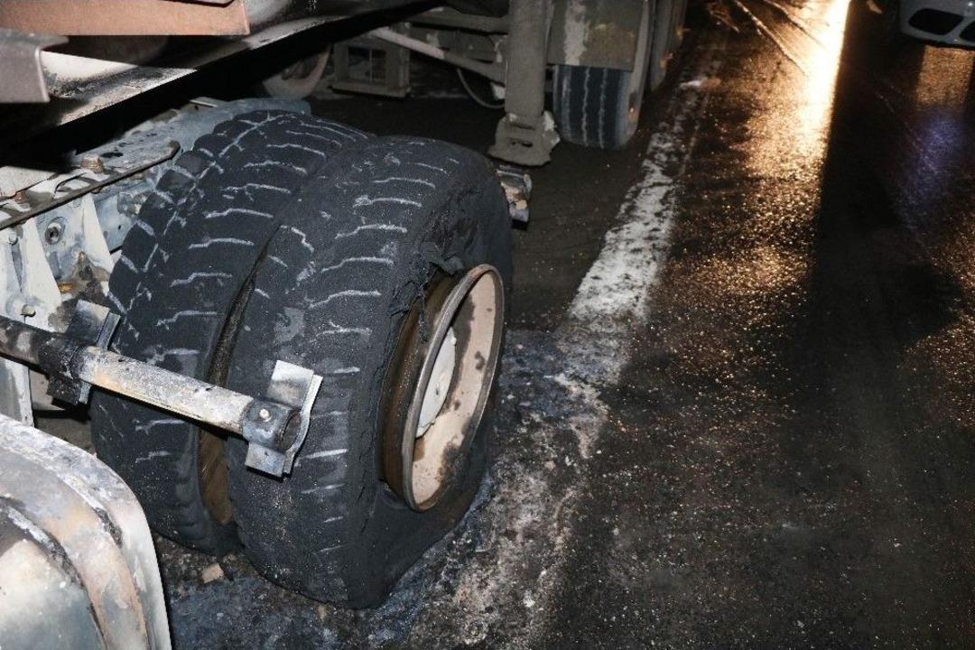 Tem&rsquo;de Hafriyat Kamyonunun Tekeri Patladı, Yoğun Trafik Yaşandı