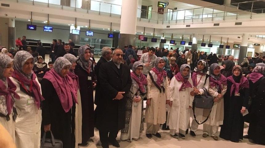 Öğrenciler Umreye Dualarla Uğurlandı