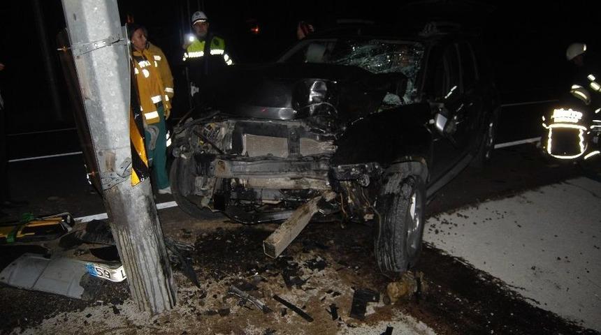 Otomobil Mobese Direğine &Ccedil;arptı