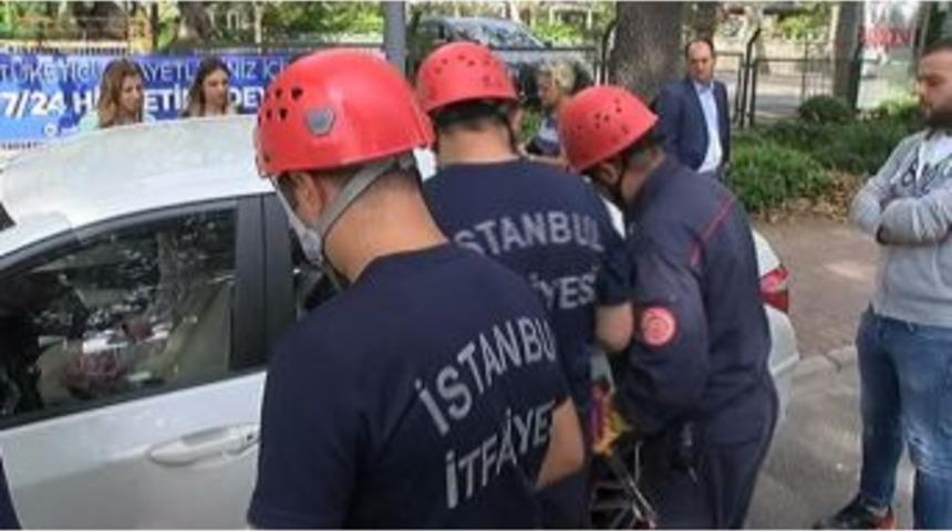 (&ouml;zel Haber)bakırk&ouml;y&rsquo;de Biri Bebek İki &Ccedil;ocuk Ara&ccedil; İ&ccedil;inde Mahsur Kaldı