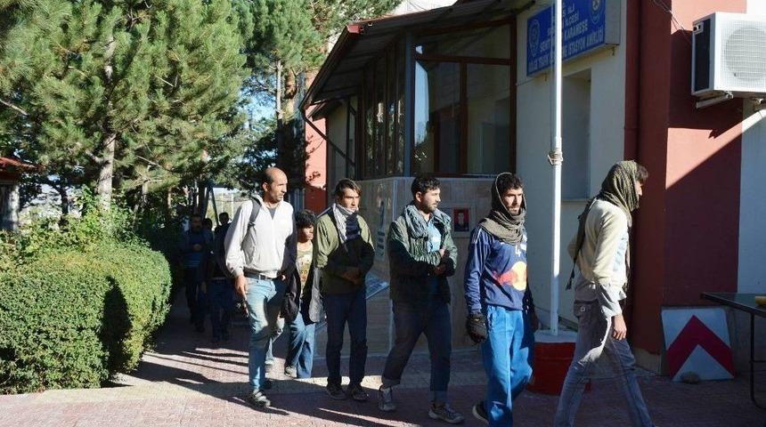 Yolcu Otob&uuml;s&uuml;nde 139 Ka&ccedil;ak G&ouml;&ccedil;men Yakalandı