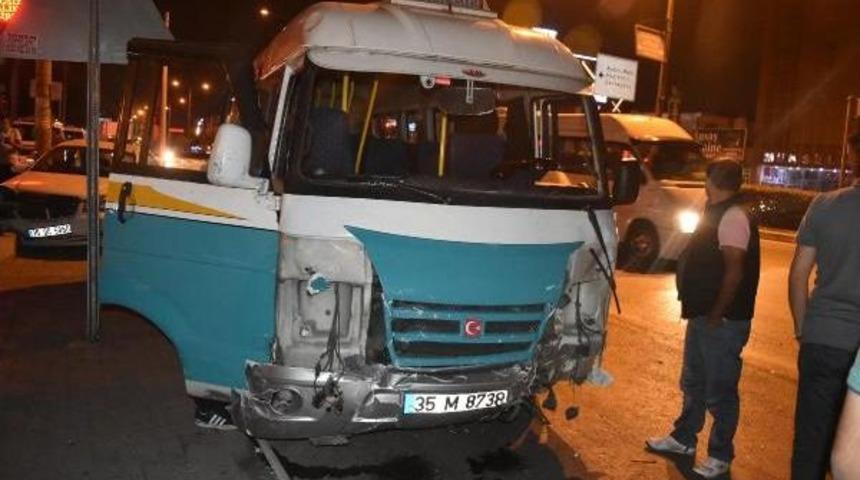 İzmir'de Yolcu Minib&uuml;s&uuml; Ile Otomobil &Ccedil;arpıştı: 3 Yaralı