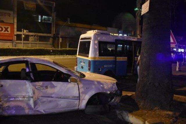 İzmir'de Yolcu Minibüsü Ile Otomobil Çarpıştı: 3 Yaralı