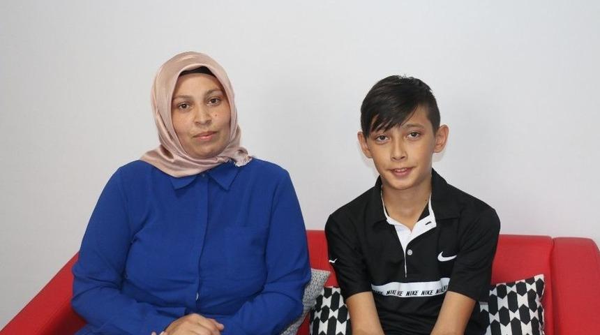 Annesinin Fotoğrafını Oğlunun Kimlik Kartına Bastılar