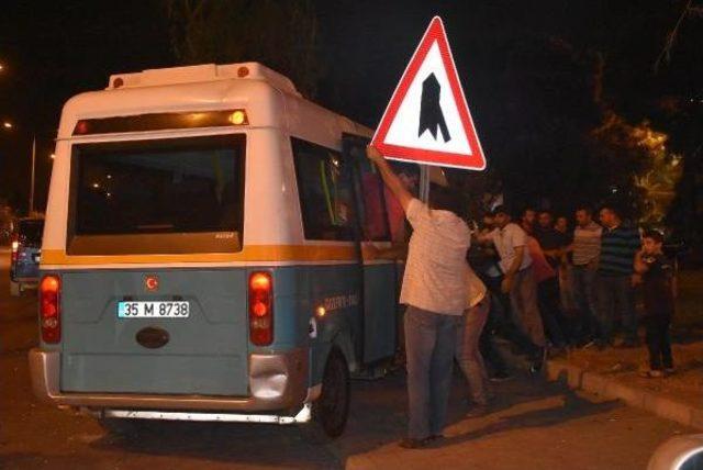 İzmir'de Yolcu Minibüsü Ile Otomobil Çarpıştı: 3 Yaralı