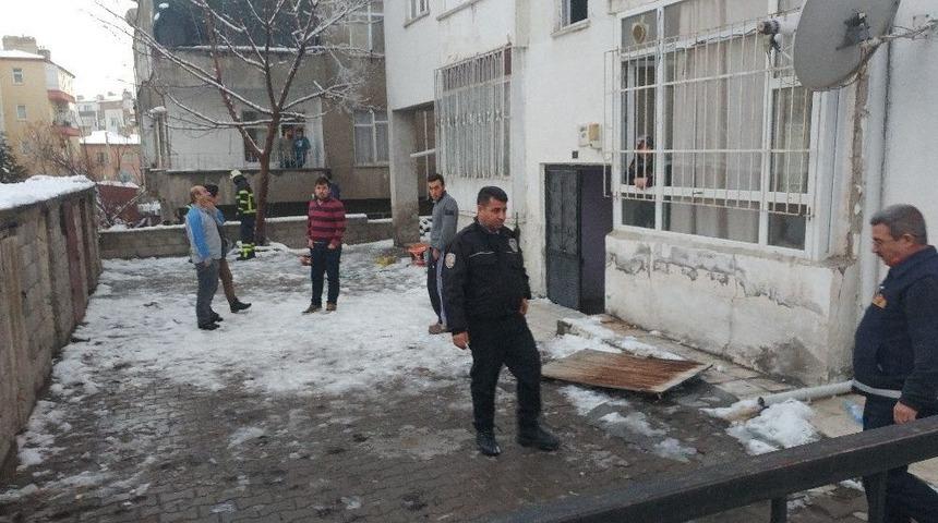 Mutfak Tüpü Alev Aldı, Balkondan Aşağı Attı