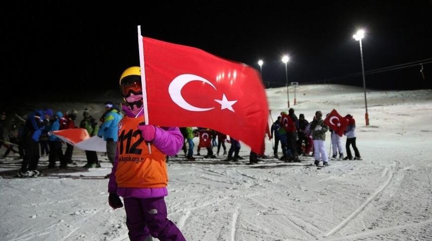 Yıldız Dağı&rsquo;nda T&uuml;rk Bayraklarıyla Meşaleli Kayak